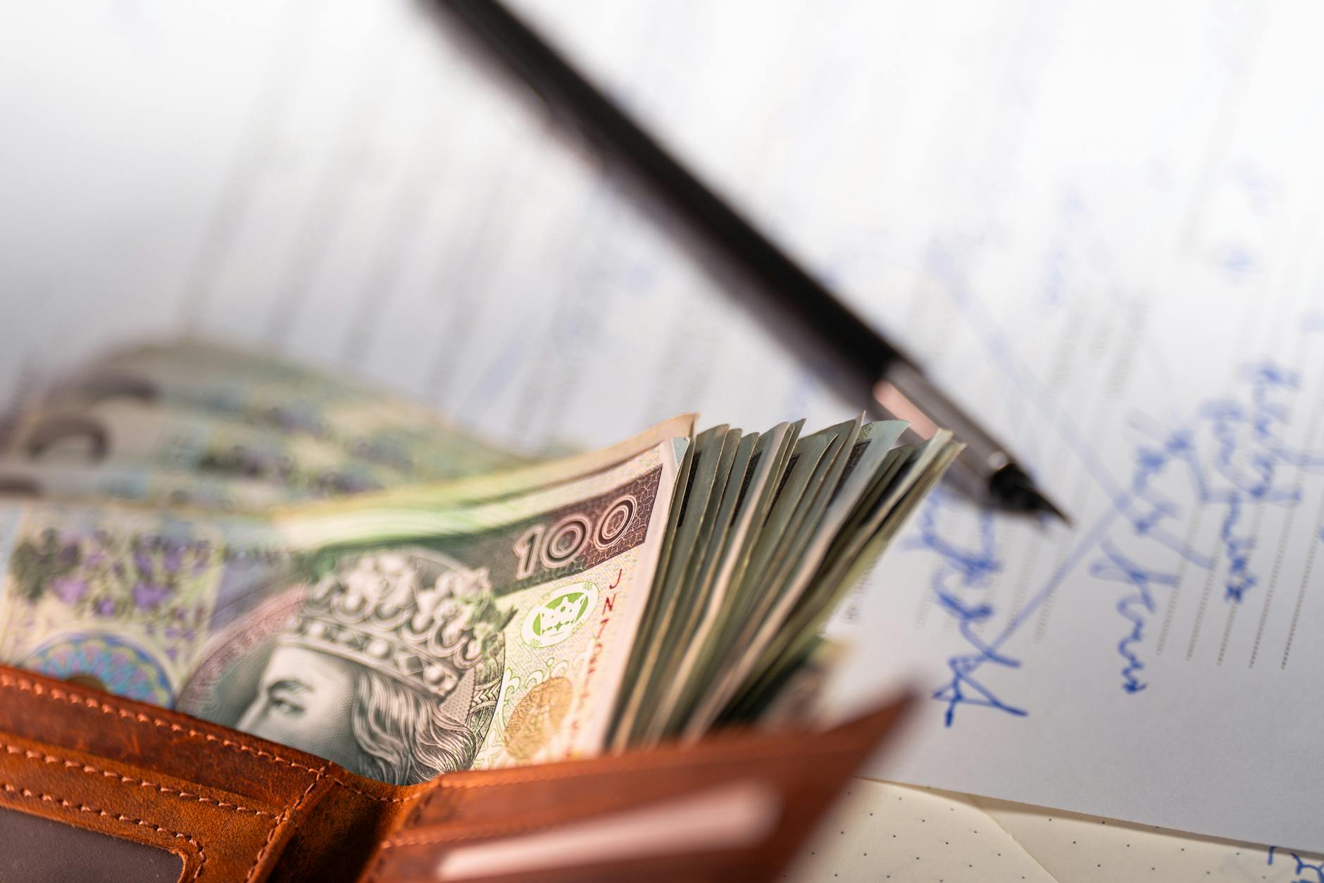Grafika symbolizująca wsparcie finansowe dla gospodarstw domowych w Kutnie, nawiązująca do dotacji przekraczających 3000 zł.